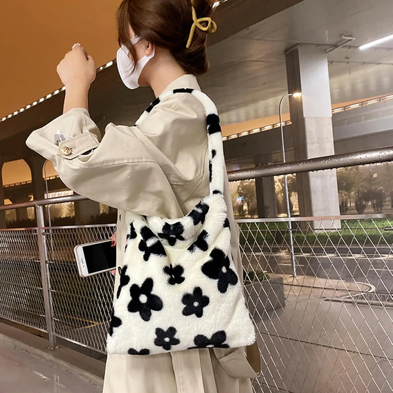 Fluffy Tote Bag Cute Plush Underarm Bag Y2K Furry Flower Heart Fuzzy Shoulder Bag for Women Autumn Winter