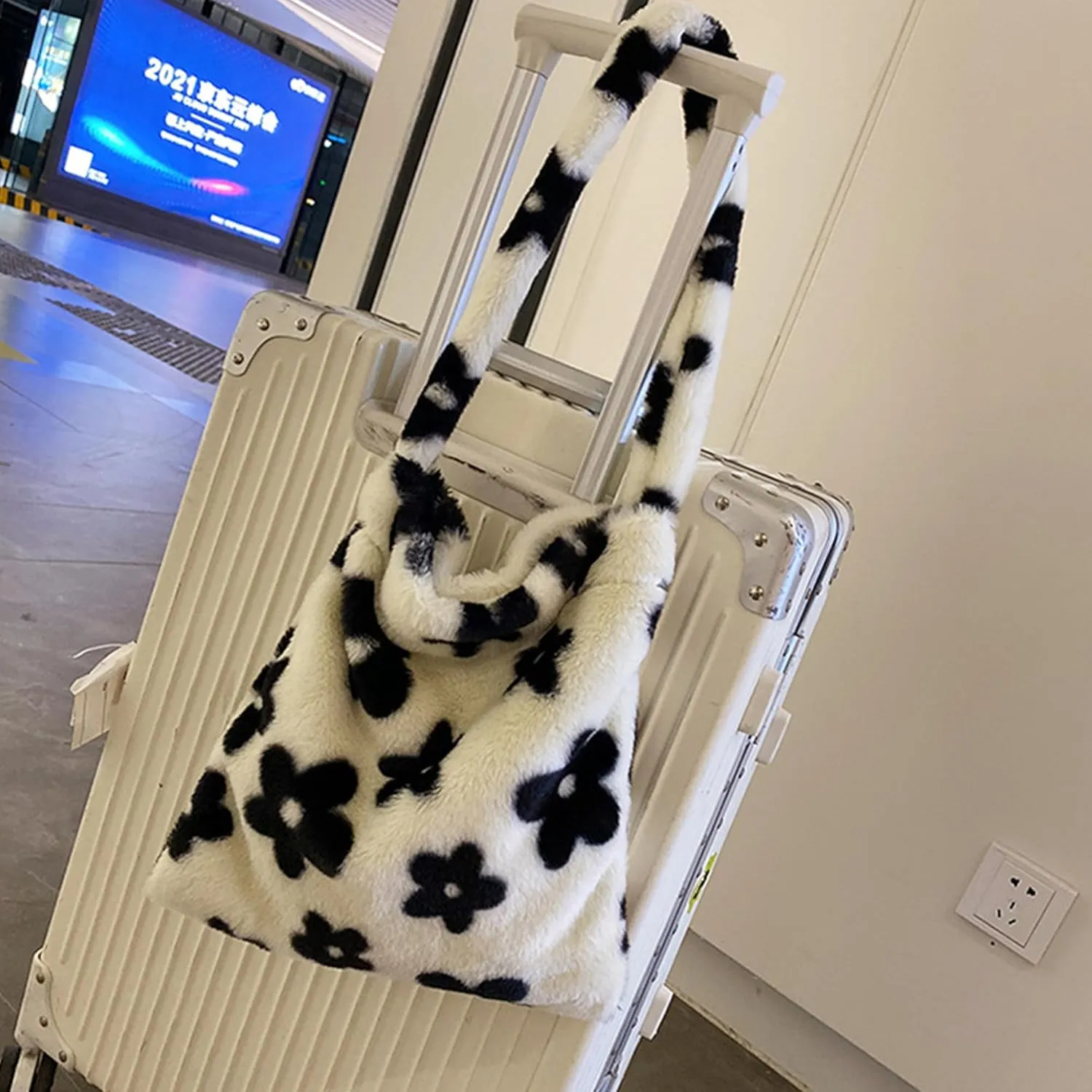 Fluffy Tote Bag Cute Plush Underarm Bag Y2K Furry Flower Heart Fuzzy Shoulder Bag for Women Autumn Winter