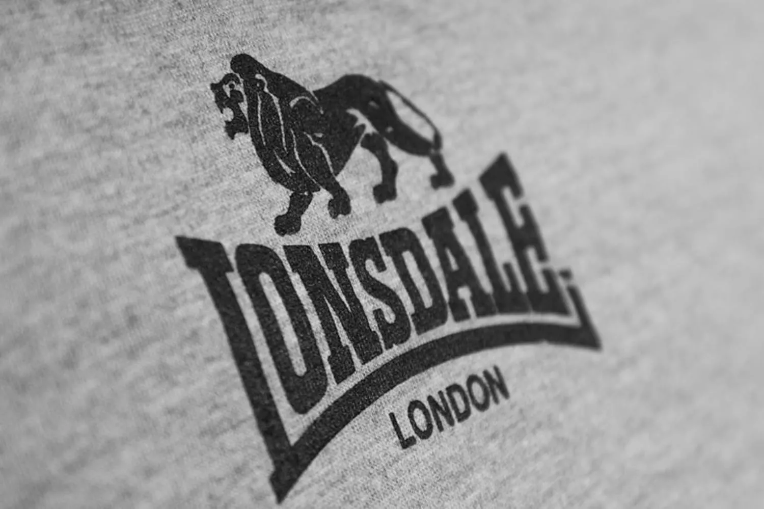 Lonsdale Men´s Black with White Logo Classic Lion Logo T-Shirt Regular Fit
