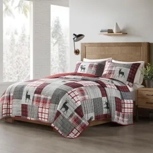 Woolrich Reversible Quilt Set - Cottage Styling Reversed to Solid Color, All Season Lightweight Coverlet, Cozy Bedding Layer, Matching Shams, Oversized Full/Queen, Woodshed Moose Red